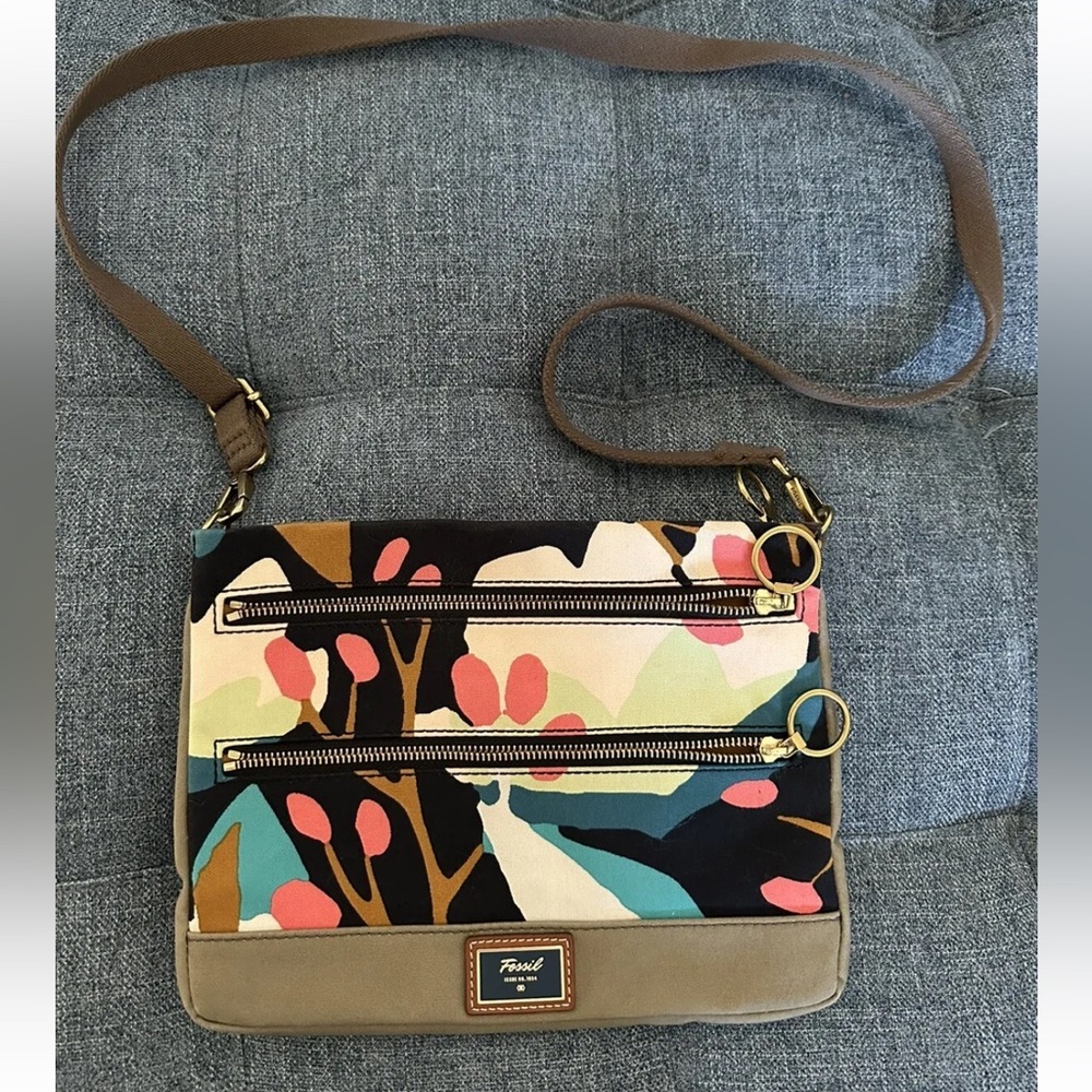 EXCELLENT CONDITION Fossil passport floral crossbody canvas pink blue